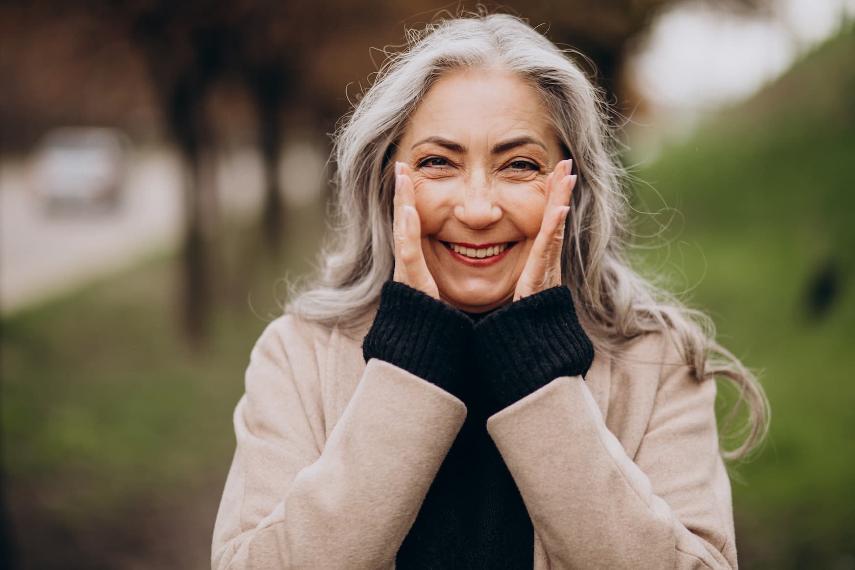 Une grand-mère souriante avec une bonne mine, signe d'une bonne circulation du sang