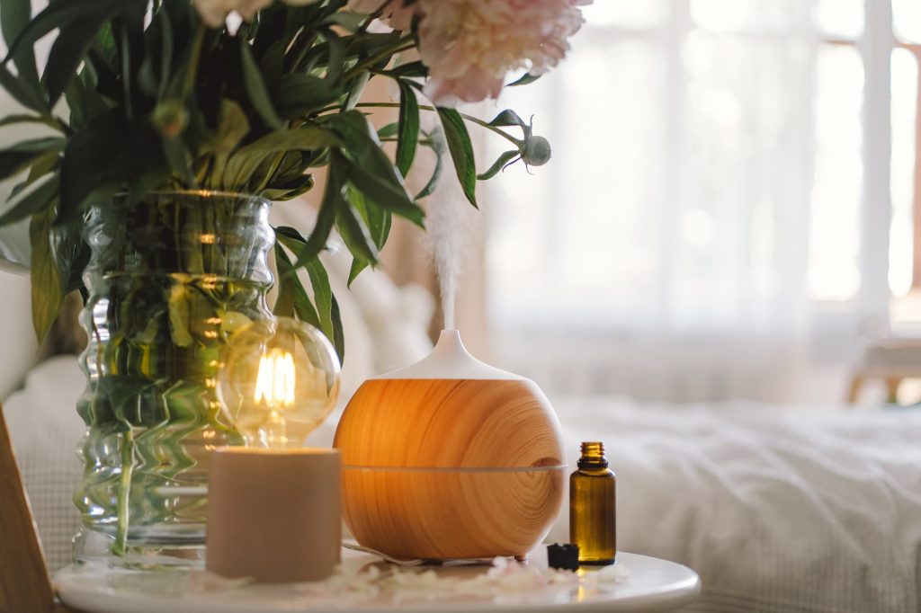 Diffuseur d'huile essentielle maison à côté du lit
